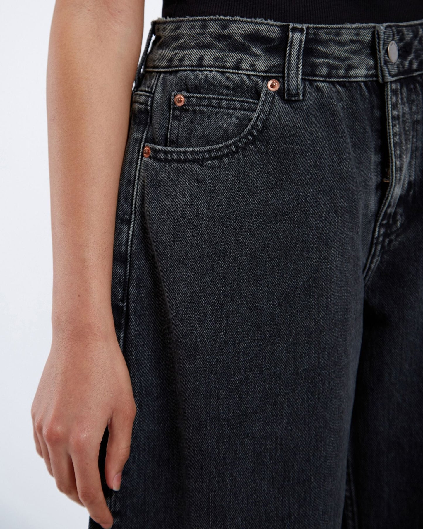 Nanci Barrel Jeans PETITE - Aged Black